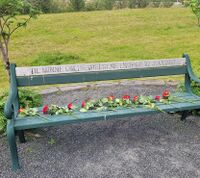 Benken med norsk tekst: «Til minne om hendelsene i Norge 22. juli 2011». Foto: Idun Stokka, 2024.