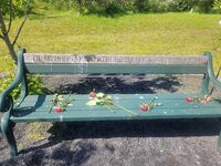 Benken med islandsk tekst: «Til minningar um atburdina i Noreg 22. juli 2011». Foto: Idun Stokka, 2024.