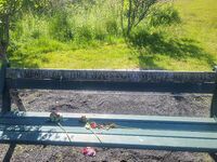 Benken med engelsk tekst: «In memory of the events in Norway 22. July 2011». Foto: Idun Stokka, 2024.