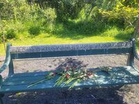 Benken med finsk tekst: «Norjassa 22 heinäkuuta 2011 tapahtuneen muistolle». Foto: Idun Stokka, 2024.