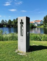 Minnesmerket i Eidsvoll kommune er reist nær Andelva, ved Eidsvollsbygningen. Foto: Trond Nygård (2020).