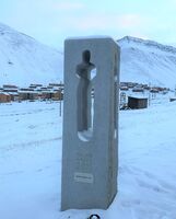 Minnesmerket på Svalbard er reist ved Longyerbyen kirke. Foto: Mari Olsen (2018).