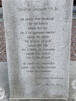 Detalj på Alta kommunes 22. juli-minnesmerke: Steinar Jessen 16 år er inngravert over diktet. Foto: Ann-Marit Sæbønes 2021