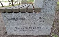 Inngraverte detaljer på Margrethes minnebenk. Foto: Eva Rogneflåten 2021
