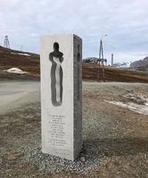 Minnesmerket på Svalbard er reist ved Longyerbyen kirke. Foto: Karl Reite (2019).