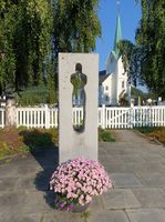 Minnesmerket i Malvik kommune er plassert like foran porten til Hommelvik kirke, som ligger midt i kommunesenteret Hommelvik. Foto: Frida Røsand (2020).