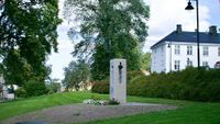 Minnesmerket i Tønsberg kommune ble flyttet i mai/juni 2019 til Minneparken ved Hotel Klubben i Tønsberg sentrum. Foto: Cathrine Palm Spange (2019). .