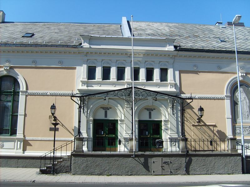 Fil:2252 Troendelag Teater Inngangsparti.jpg