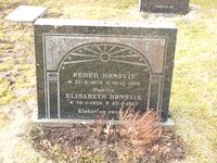 «PEDER HØNSVIK ★ 26–2–1878 ✝ 18–12–1958» ELISABETH HØNSVIK ★ 30–1–1878 ✝ 27–1–1957 Elsket og savnet.»