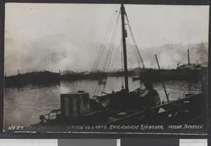 23 Fra Branden i Bergen 15.1.1916. Brændende Sjøboder - no-nb digifoto 20160202 00263 bldsa PK20593.jpg