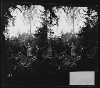 35. 23 ny. Frederik, Milda og Nils ved Høvik Station - NB bldsa OTO0172 A.jpg