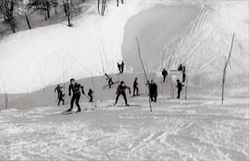 Slalåmtrening i Strømsdalen i 1950-årene i Strømmen IFs regi.