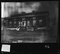 Dei måtte sjølv sørge for å få sett opp den første presteboligen i Hattfjelldal i 1863. Her er huset med ei gruppe konfirmantar framfor frå etter deira tid, ca 1890. Foto Ole Tobias Olsen.