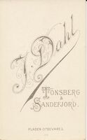 25 Ukjent mann, fotograf J.Dahl, Tønsberg og Sandefjord (før 1897) bak.jpg