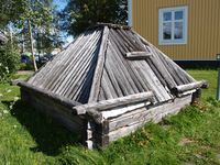 Firkanta dimbargåhte ved Silvermuseet i Arjeplog. Foto: Olve Utne (2012).