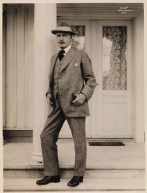 Knut Hamsun stående på trappa til Nørholm. Foto: Anders Beer Wilse/Nasjonalbiblioteket (8. juni 1927).