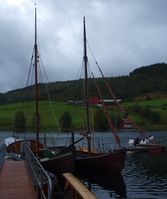 Vengbåten «Ottar» (t.v.) og ein gavlbåt (t.h.) ved kai på Otnes i Valsøyfjorden i 2016. Foto: Olve Utne