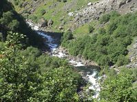 2001. Almen. Stien ned fra Sijarheimsgalden går imellom Almastova og låven på Almen. Låven er godt synlig. Taket på Almastova kan skimtes under en stor stein. Foto: Frode Inge Helland