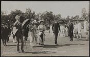 Kong Haakon og dronning Maud til stede ved oppvisning av deltakerne til Sommer-OL 1908 i London. Foto: Nasjonalbiblioteket (1908).
