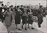 137. 3. Kronprinsfamilien 7. juni 1945 - no-nb digifoto 20160118 00013 bldsa pk kgl0089.jpg