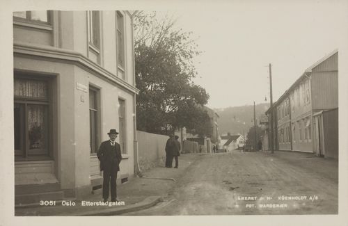 Etterstadgata, mannen i forkant står foran nr. 18, oppført i 1889, ark. Carl Aaman. Foto: Thorleif Wardenær