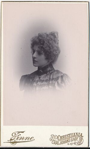 30 Ukjent dame, fotograf Finne, Kristiania (1).jpg