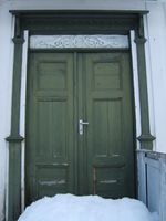 Ytterdøra på skulen. Foto: Olve Utne (2008).