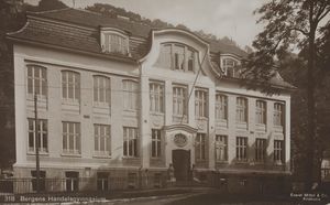 318 Bergens Handelsgymnasium - no-nb digifoto 20160202 00118 bldsa PK20402.jpg