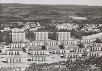 De tre høyblokkene (Bølerlia 6-10, ark.: Krag & Selmer, oppført 1957) og flere borettslag på Bøler på slutten av 1950-åra. Foto: Nasjonalbiblioteket