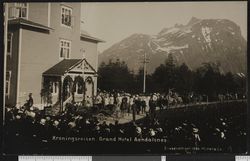 Ved Grand Hotel i Åndalsnes. Foto: Ukjent / Nasjonalbiblioteket