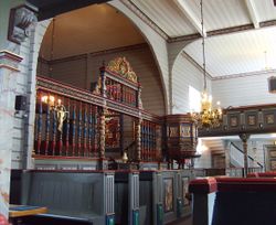 Kyrkja innvendig, sett frå nordskipet mot sørskipet (høgre) og koret/altaret (venstre). Foto: Olve Utne