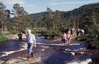 Bergevadet over Lindåna. Folk på veg mot nord. Her er nå bygd gangbru. Foto: Torfinn Normann Hageland