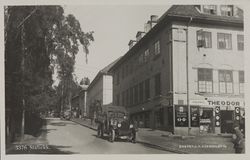 Forretningsgårder på Stabekk, med kinobygningen i midten. Foto: Nasjonalbiblioteket