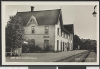 Moss stasjon. Utgitt av J.H. Küenholdt. Foto: Ukjent (1920-åra). .