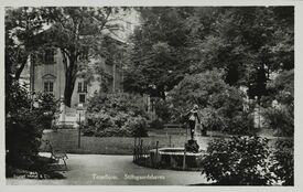 Parken sett vestover mot Stiftsgården. Foto: Mittet & Co./Nasjonalbiblioteket (1920–1930).