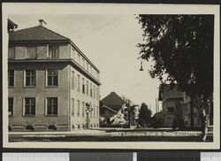 Voldgata med Tårnbygningen i bakgrunnen. Telegrafbygningen nærmest.