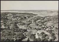 Spjærøy med Dypedal og kirken i forkant. Foto: Widerøes Flyveselskap/Nasjonalbiblioteket (1950-1960).