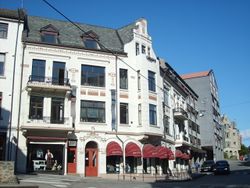 Parkgata 1 i Ålesund, sammen med Alfred Christian Dahl. Foto: Olve Utne (2008).