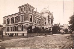 Portbygningen til Christiania Tivoli, oppført i 1890, med uteservering på terrassen ut mot gaten og restaurant innenfor. Chat Noir holdt til i andre etasje i tiden 1912-1919. Bygningen revet i 1935 og erstattet av Høyres Hus. Foto: Olaf Væring