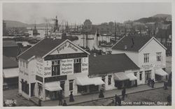 Etter brannen fikk han midlertidige lokaler på Torget. Foto: Ukjent/Nasjonalbiblioteket