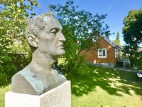 Byste av Edvard Munch ved Edvard Munchs hus i Åsgårdsstrand. Foto: Svend Aage Madsen
