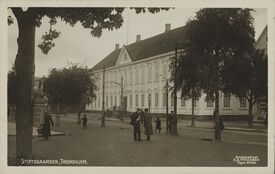 Stiftsgården sett nordøstover. Foto: C.A. Erichsen/Nasjonalbiblioteket (1910–1914).