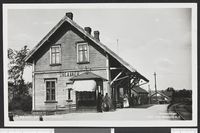 43. 451 Greaaker jernbanestation - no-nb digifoto 20151106 00065 bldsa PK06700.jpg