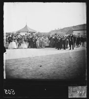 9. 469. Sandefjord. Gruppe ved brønden - NB bldsa OTO0505 A.jpg