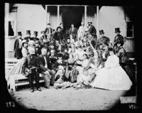 21. 470. Sandefjord. Gruppe på hoteltrappen - NB bldsa OTO0698 A.jpg