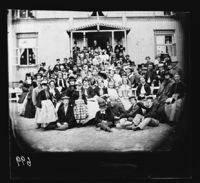 15. 471. Sandefjord. Gruppe på hoteltrappen - NB bldsa OTO0699 A.jpg