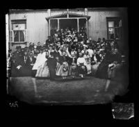 25. 472. Sandefjord. Gruppe på hoteltrappen - NB bldsa OTO0700 A.jpg