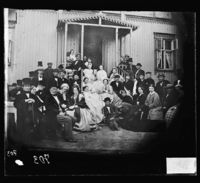 26. 475. Sandefjord. Gruppe på hoteltrappen - NB bldsa OTO0703 A.jpg