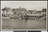 48. 48. Fiskebryggen, Fredrikstad - no-nb digifoto 20140411 00009 bldsa PK12893.jpg
