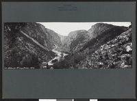 Nedenfor Vøringsfossen. Fra samlingen Universitetes geografiske undervisningsmatriell. Foto: Jørgen Grundtvig-Olsen (1912).